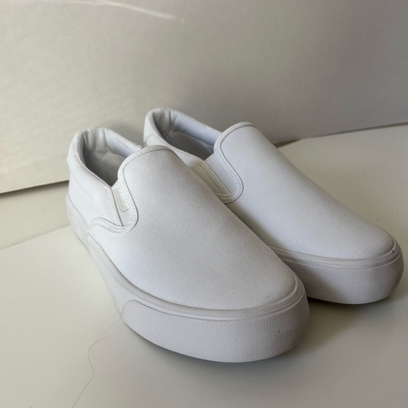 Lugz Delta Slip On Canvas White women’s 9W Sneakers Casual Shoe Loafers Boat NEW - Picture 1 of 5